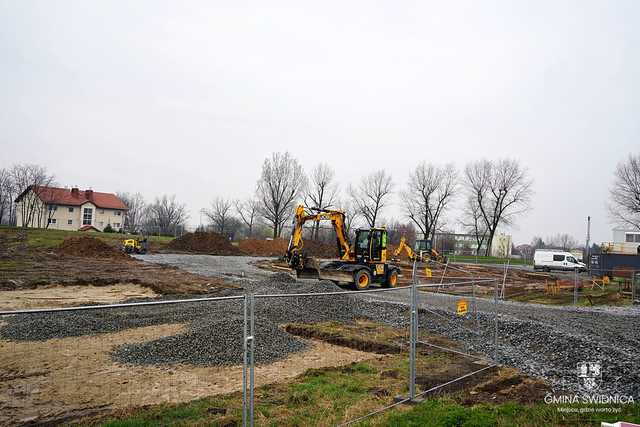 [FOTO] Budowa nowych mieszkań komunalnych i kolejny etap przebudowy ulicy Fabrycznej. Trwają inwestycje w Pszennie 