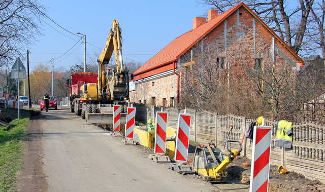 [FOTO] W Szymanowie trwa budowa kanalizacji