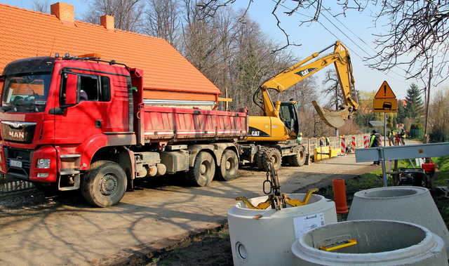 [FOTO] W Szymanowie trwa budowa kanalizacji