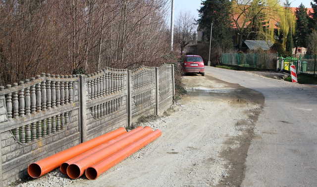 [FOTO] W Szymanowie trwa budowa kanalizacji