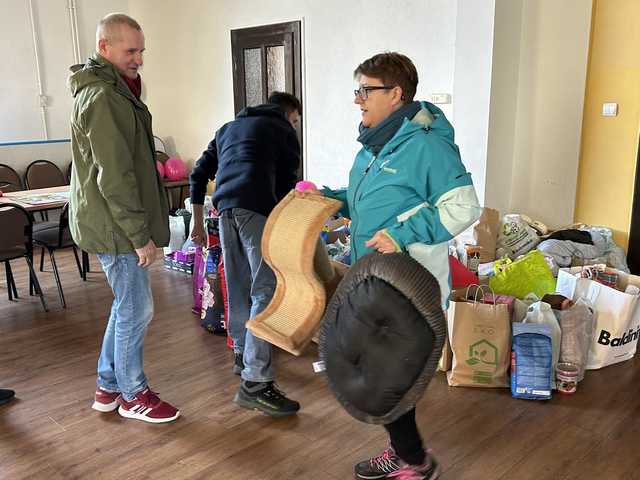 [FOTO] Trwa piknik dla bezdomniaków ze świdnickiego schroniska