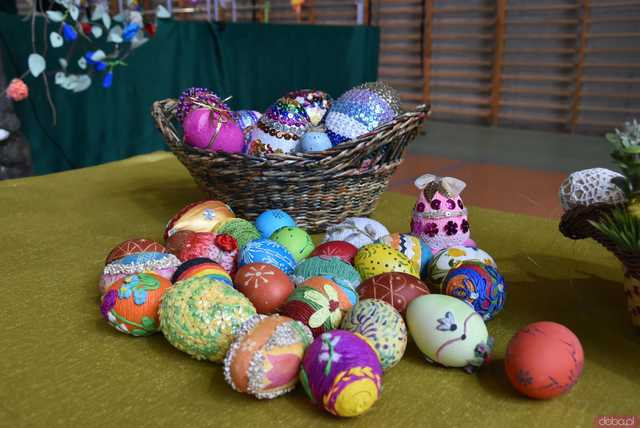[FOTO] Kolorowe ozdoby, bogato zastawione stoły i barwne występy na Kiermaszu Wielkanocnym w Żarowie