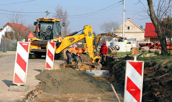 [FOTO] W Szymanowie trwa budowa nowego przejścia dla pieszych