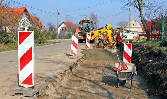 [FOTO] W Szymanowie trwa budowa nowego przejścia dla pieszych