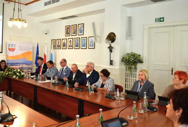 [FOTO] Odznaki dla zasłużonych, podsumowanie inwestycji. Ostatnia sesja rady miejskiej bieżącej kadencji za nami
