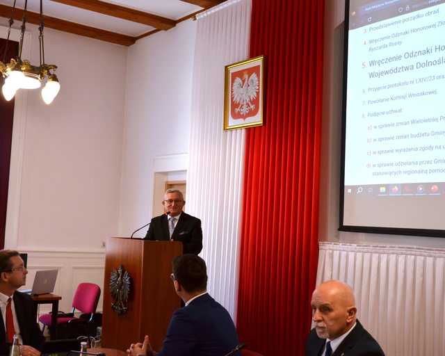 [FOTO] Odznaki dla zasłużonych, podsumowanie inwestycji. Ostatnia sesja rady miejskiej bieżącej kadencji za nami