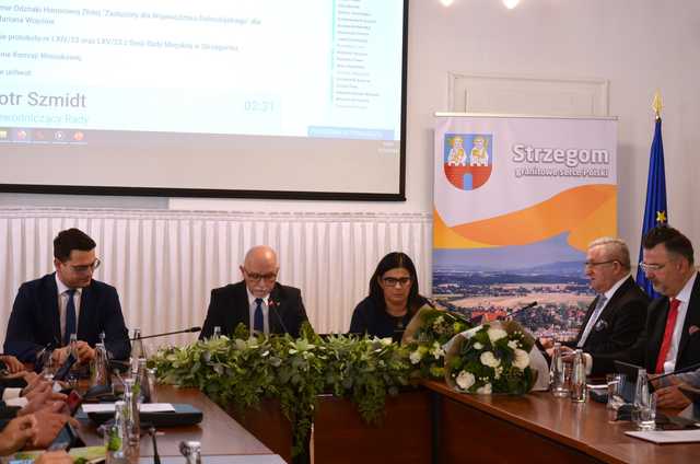 [FOTO] Odznaki dla zasłużonych, podsumowanie inwestycji. Ostatnia sesja rady miejskiej bieżącej kadencji za nami