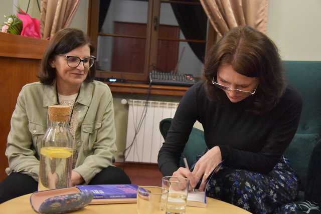 [FOTO] Czytelnicy świdnickiej biblioteki spotkali się z Aleksandrą Majdzińską