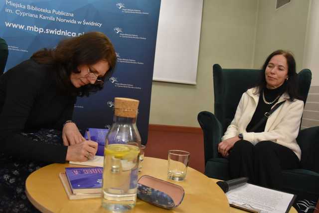 [FOTO] Czytelnicy świdnickiej biblioteki spotkali się z Aleksandrą Majdzińską