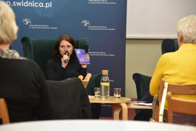 [FOTO] Czytelnicy świdnickiej biblioteki spotkali się z Aleksandrą Majdzińską