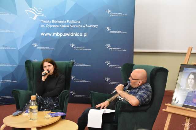 [FOTO] Czytelnicy świdnickiej biblioteki spotkali się z Aleksandrą Majdzińską