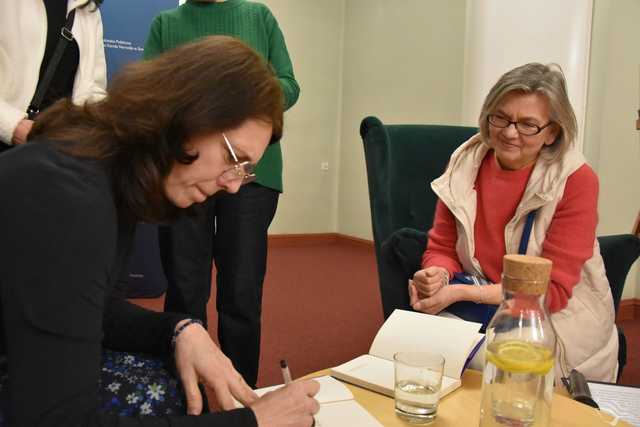 [FOTO] Czytelnicy świdnickiej biblioteki spotkali się z Aleksandrą Majdzińską