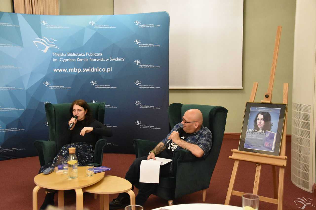 [FOTO] Czytelnicy świdnickiej biblioteki spotkali się z Aleksandrą Majdzińską