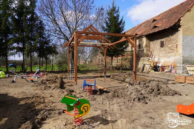 [FOTO] Trwa budowa placu zabaw w Bolesławicach