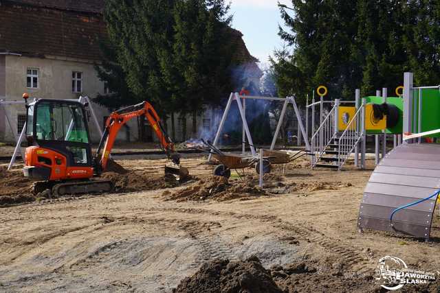 [FOTO] Trwa budowa placu zabaw w Bolesławicach