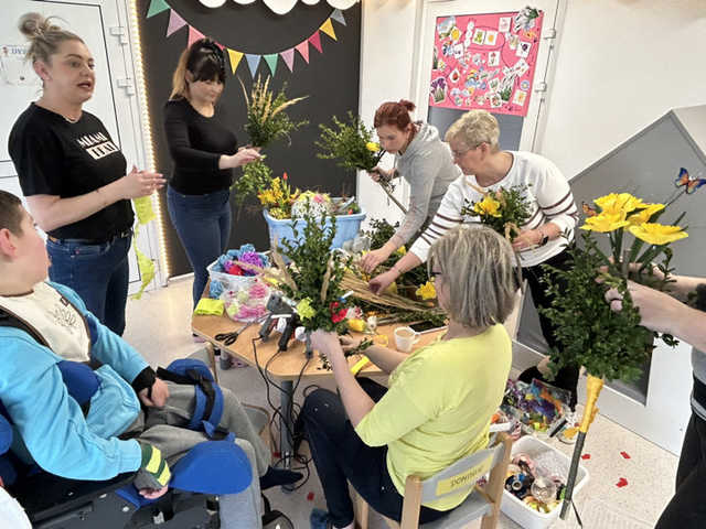 [FOTO] Rodzinne warsztaty tworzenia palm wielkanocnych w przedszkolu Tęczowy Świat