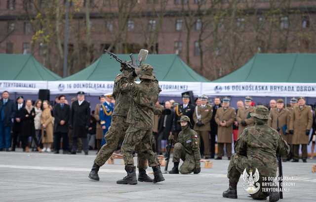 [FOTO] „Pododdziały… maszerować!” - święto żołnierzy 16 Dolnośląskiej Brygady Obrony Terytorialnej