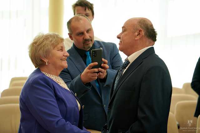 [FOTO] Kolejne pary doczekały jubileuszu Złotych Godów. Złożono gratulacje oraz wręczono pamiątkowe medale