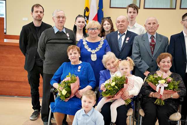 [FOTO] Kolejne pary doczekały jubileuszu Złotych Godów. Złożono gratulacje oraz wręczono pamiątkowe medale