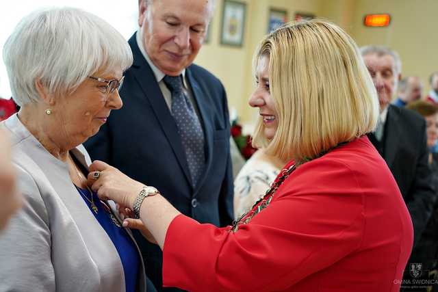 [FOTO] Kolejne pary doczekały jubileuszu Złotych Godów. Złożono gratulacje oraz wręczono pamiątkowe medale