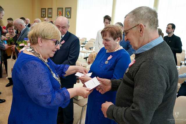 [FOTO] Kolejne pary doczekały jubileuszu Złotych Godów. Złożono gratulacje oraz wręczono pamiątkowe medale