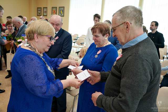 [FOTO] Kolejne pary doczekały jubileuszu Złotych Godów. Złożono gratulacje oraz wręczono pamiątkowe medale