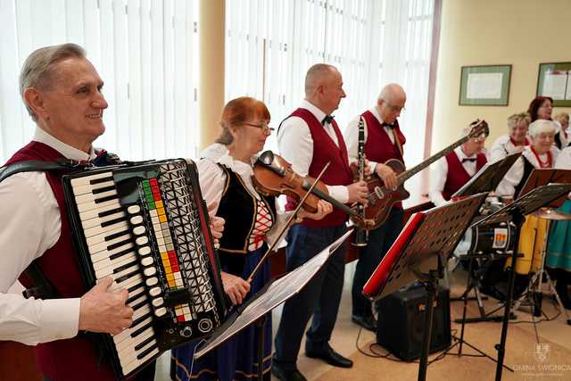 [FOTO] Kolejne pary doczekały jubileuszu Złotych Godów. Złożono gratulacje oraz wręczono pamiątkowe medale