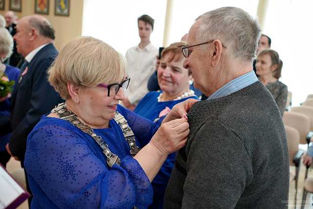 [FOTO] Kolejne pary doczekały jubileuszu Złotych Godów. Złożono gratulacje oraz wręczono pamiątkowe medale