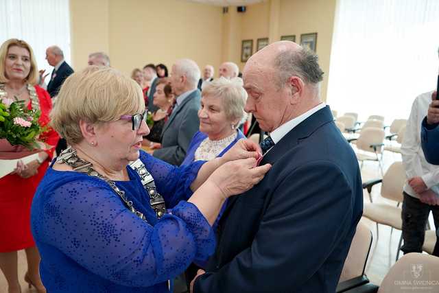 [FOTO] Kolejne pary doczekały jubileuszu Złotych Godów. Złożono gratulacje oraz wręczono pamiątkowe medale