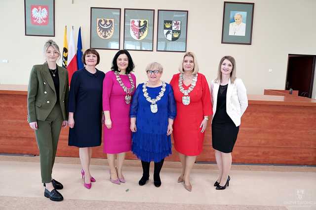 [FOTO] Kolejne pary doczekały jubileuszu Złotych Godów. Złożono gratulacje oraz wręczono pamiątkowe medale