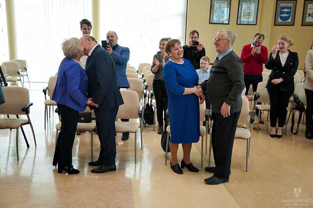 [FOTO] Kolejne pary doczekały jubileuszu Złotych Godów. Złożono gratulacje oraz wręczono pamiątkowe medale