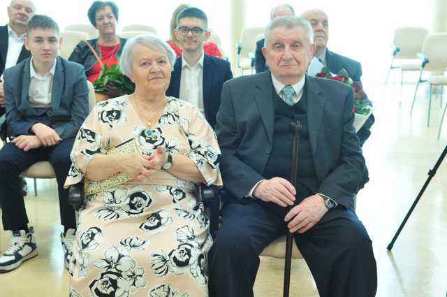 [FOTO] Kolejne pary doczekały jubileuszu Złotych Godów. Złożono gratulacje oraz wręczono pamiątkowe medale