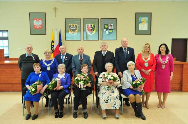 [FOTO] Kolejne pary doczekały jubileuszu Złotych Godów. Złożono gratulacje oraz wręczono pamiątkowe medale