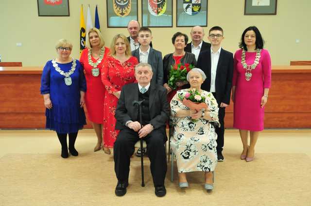 [FOTO] Kolejne pary doczekały jubileuszu Złotych Godów. Złożono gratulacje oraz wręczono pamiątkowe medale