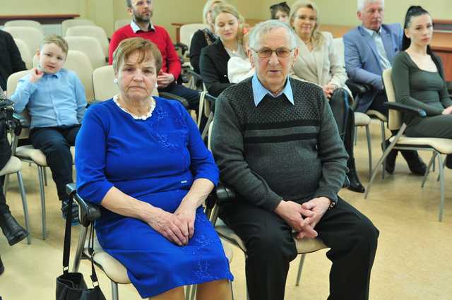 [FOTO] Kolejne pary doczekały jubileuszu Złotych Godów. Złożono gratulacje oraz wręczono pamiątkowe medale