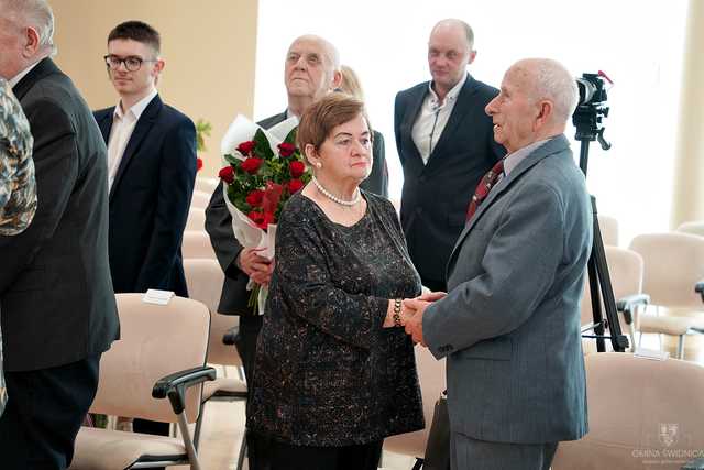 [FOTO] Kolejne pary doczekały jubileuszu Złotych Godów. Złożono gratulacje oraz wręczono pamiątkowe medale