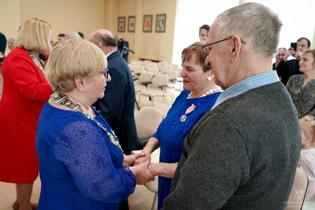 [FOTO] Kolejne pary doczekały jubileuszu Złotych Godów. Złożono gratulacje oraz wręczono pamiątkowe medale