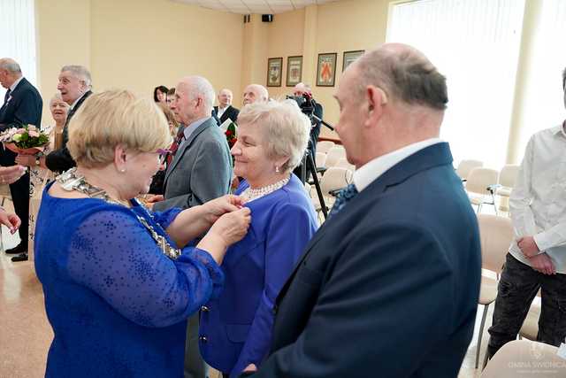 [FOTO] Kolejne pary doczekały jubileuszu Złotych Godów. Złożono gratulacje oraz wręczono pamiątkowe medale