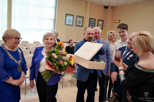 [FOTO] Kolejne pary doczekały jubileuszu Złotych Godów. Złożono gratulacje oraz wręczono pamiątkowe medale