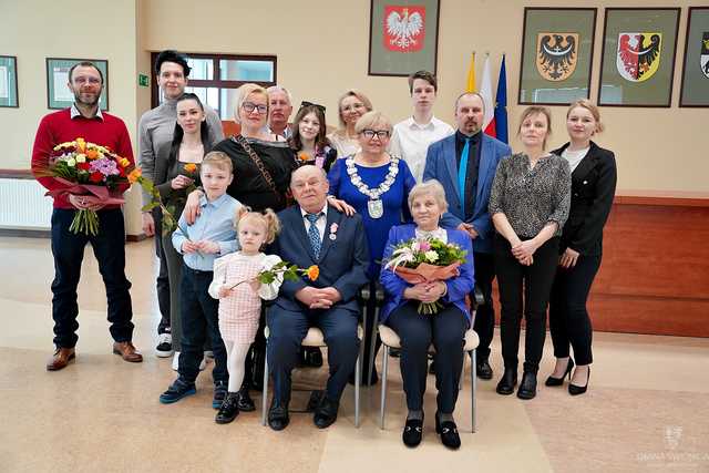 [FOTO] Kolejne pary doczekały jubileuszu Złotych Godów. Złożono gratulacje oraz wręczono pamiątkowe medale