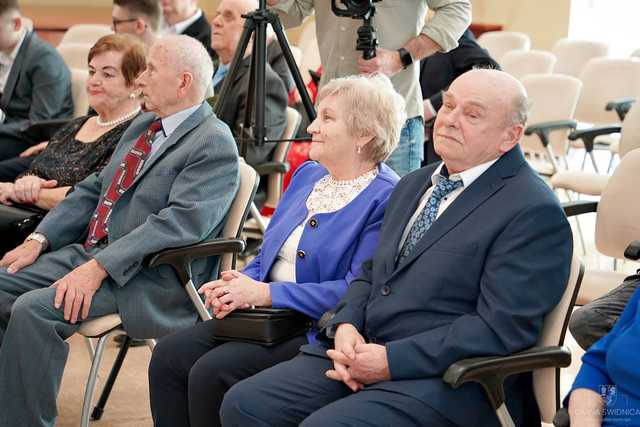 [FOTO] Kolejne pary doczekały jubileuszu Złotych Godów. Złożono gratulacje oraz wręczono pamiątkowe medale