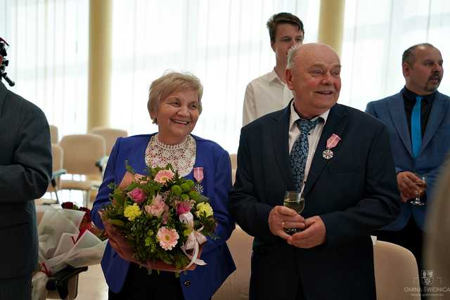 [FOTO] Kolejne pary doczekały jubileuszu Złotych Godów. Złożono gratulacje oraz wręczono pamiątkowe medale