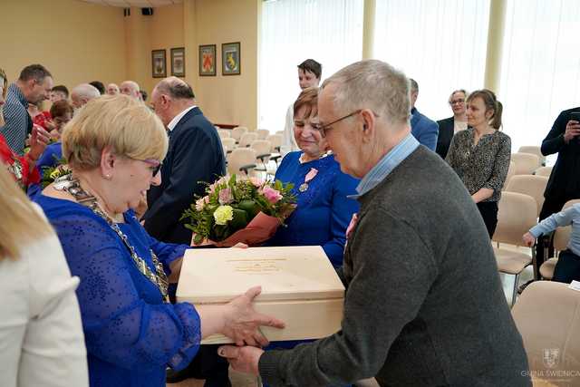 [FOTO] Kolejne pary doczekały jubileuszu Złotych Godów. Złożono gratulacje oraz wręczono pamiątkowe medale