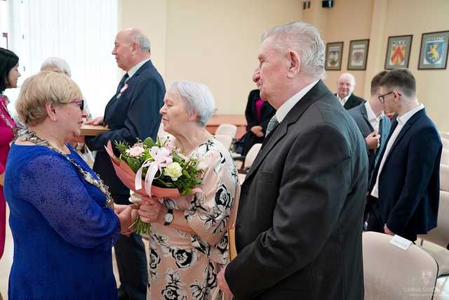 [FOTO] Kolejne pary doczekały jubileuszu Złotych Godów. Złożono gratulacje oraz wręczono pamiątkowe medale