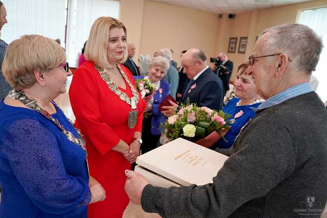 [FOTO] Kolejne pary doczekały jubileuszu Złotych Godów. Złożono gratulacje oraz wręczono pamiątkowe medale