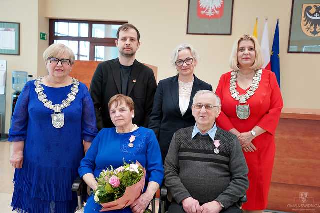 [FOTO] Kolejne pary doczekały jubileuszu Złotych Godów. Złożono gratulacje oraz wręczono pamiątkowe medale