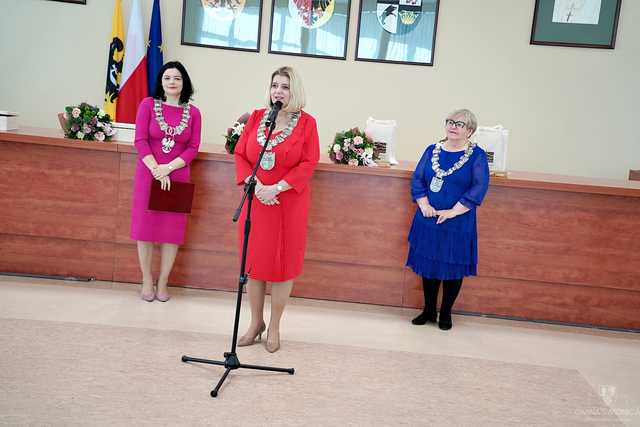 [FOTO] Kolejne pary doczekały jubileuszu Złotych Godów. Złożono gratulacje oraz wręczono pamiątkowe medale