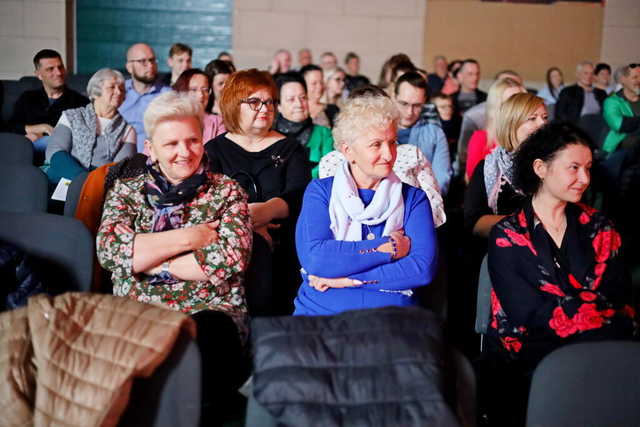 [FOTO] Paranienormalni rozbawili żarowską publiczność. Przewidziano również niespodziankę dla Pań