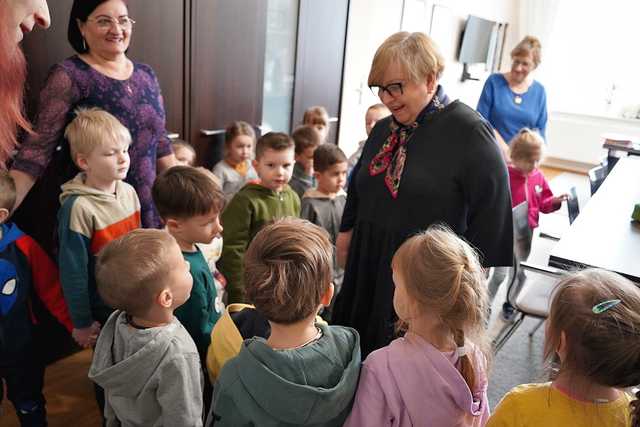 [FOTO] Przedszkolaki zawitały z życzeniami do Urzędu Gminy