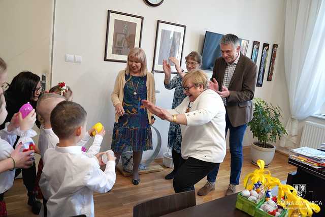 [FOTO] Przedszkolaki zawitały z życzeniami do Urzędu Gminy